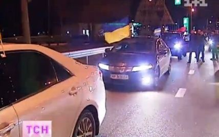 Кияни на "Лексусах" і "Ланосах" четверту добу влаштовують шоу на дорогах заради Євромайдану