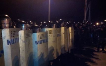 Міліція перекрила дорогу на Межигір'я  і не пускає активістів