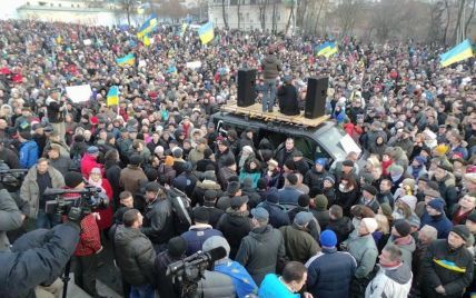 Євромайдан на Михайлівській площі вже зібрав від 20 до 40 тисяч людей