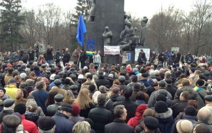 В Одесі і Харкові сотні жителів на Євромайданах виступили проти "заморозки" асоціації