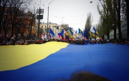 У Києві 30 тисяч прихильників євроінтеграції з прапорами України та ЄС почали марш