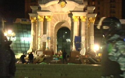 "Беркут" розігнав Євромайдан: у центрі Києва встановлюють новорічну ялинку в оточенні правоохоронців