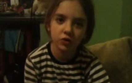 Маленька донька Окунської розповіла на відео, як Власенко бив та обзивав її маму