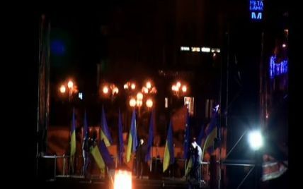 На Євромайдані все спокійно: люди розпочали ранок із молитви та Гімну України (відео)