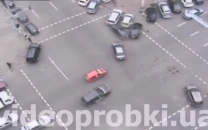У Києві лихач розбив неправильно припарковані автомобілі