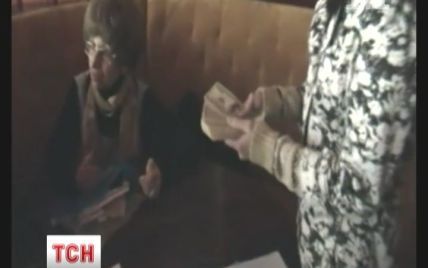 У Києві ворожка за 13 років витягла у клієнтки півмільйона доларів