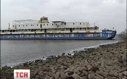 Власнику корабля-"привида", який страхітливо дрейфував Дніпром, загрожує 3 роки в'язниці