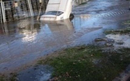 У Києві затопило дорогу: у воді тонуть машини, а вода постійно прибуває