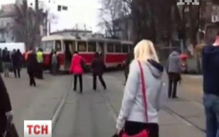 "Літаючий" трамвай у Києві ледве не розчавив дорогий позашляховик