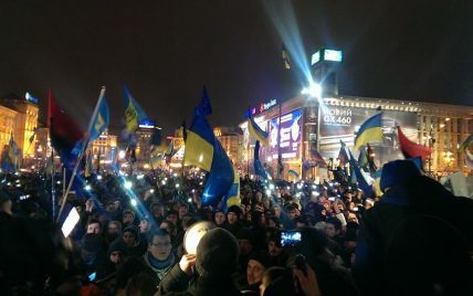 Організатори Євромайдану просять людей не розходитися до півночі