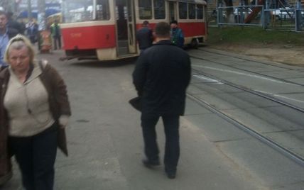 На Лук'янівці трамвай зійшов з рейок і перегородив вулицю