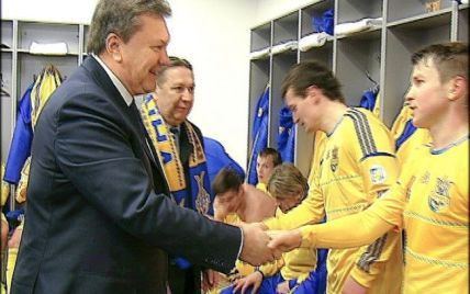 Янукович у роздягальні захоплено тиснув руки футболістам за перемогу над французами (фото)