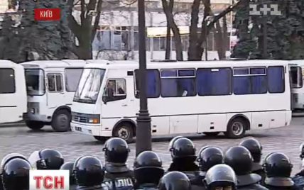 У Василькові активісти заблокували автобуси із "Беркутом", які збираються на Київ