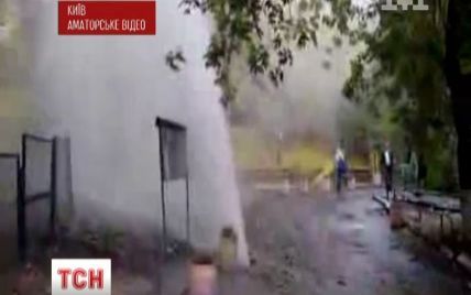 Раптовий фонтан в центрі Києва залишив людей без опалення та затягнув округу туманом
