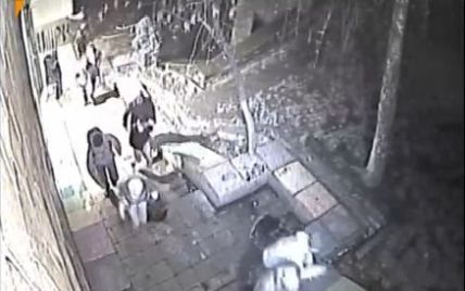 З'явилося відео з камер спостереження жорстокого побиття активістів на Хрещатику