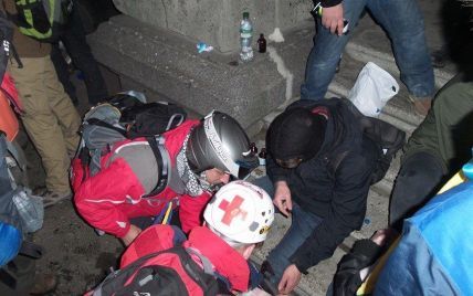 Біля Жовтневого палацу пораненим активістам надають першу медичну допомогу