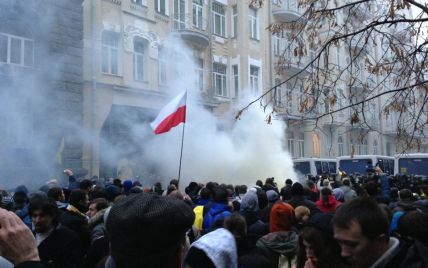 Біля Кабміну лунають вибухи, а мітингувальники повісили біля будівлі червоно-чорний прапор