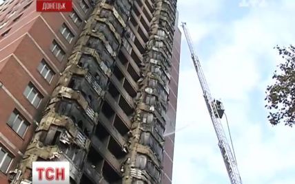 Пожежа елітної висотки у Донецьку: вогонь швидко поглинав пластмасові балкони