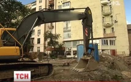 У Києві через незаконне будівництво три історичні будинки тріщать по швах