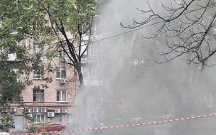 У центрі Києва з-під землі зненацька забив потужний 10-метровий фонтан