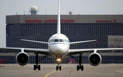 Российский самолет во время взлета "потерял" часть двигателя