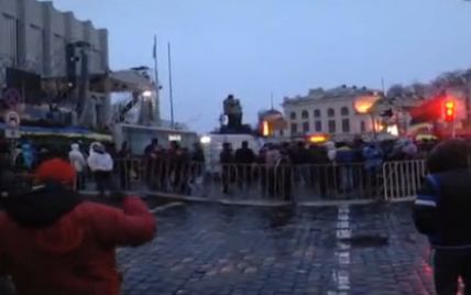 Євромайдан протримався цілу ніч і зранку знову підходять люди та грають Мандри