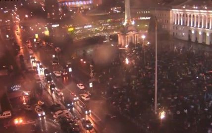 Мокрі люди на Євромайдані співають і п'ють чай під парасолями