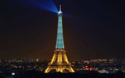 В соцмережах масово поширюють фейкове фото жовто-синьої Ейфелевої вежі