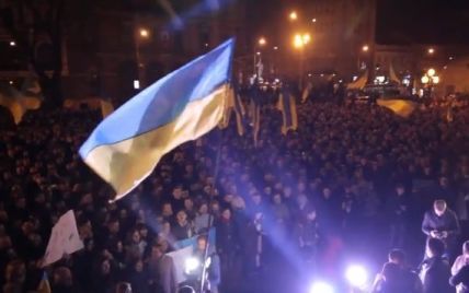 У Львові на Євромайдані понад 5 тисяч людей заспівали гімн України (відео)
