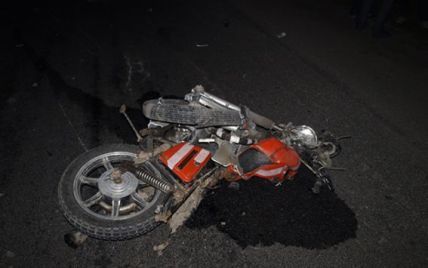 Водій вантажівки зніс з дороги мотоцикл і на смерть збив двох людей