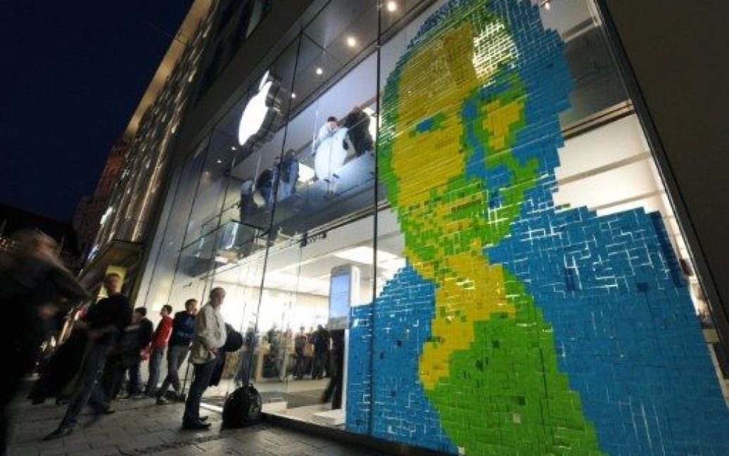 Німеччина, Мюнхен. Обличчя співзасновника і генерального директора Apple Стіва Джобса, створене з клейких нотаток, виставили на вікні магазину Apple в Мюнхені. / © AFP