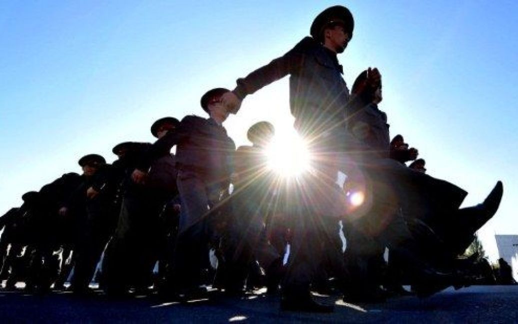Киргизстан, Бішкек. Солдати МВС Киргизстану марширують під час участі у церемонії підготовки до майбутніх президентських виборів на центральній площі Ала-Тоо у Бішкеку. Президентські вибори у Киргизії призначені на 30 жовтня 2011 року. / © AFP