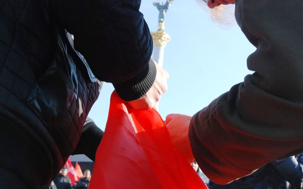 Активісти КУПР відібрали у комуністів, порвали і спалили червоний прапор / © Прес-служба ВГО "КУПР"