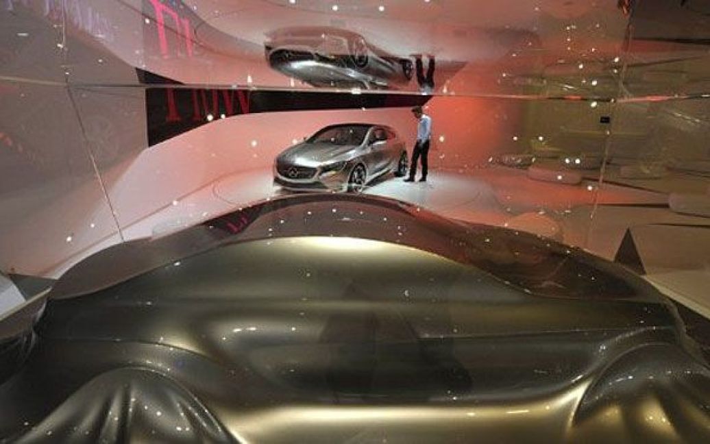 Німеччина, Франкфурт-на-Майні. Людина роздивляється концепт-кар Mercedes-Benz на міжнародному автосалоні IAA, який стартував у Франкфурті. / © AFP
