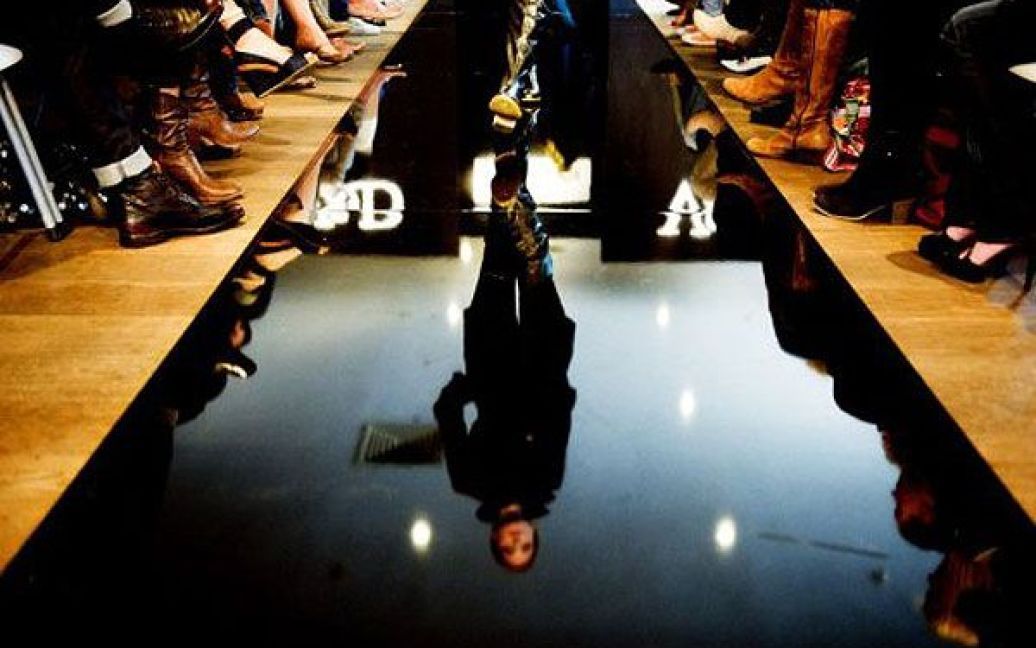 Нідерланди, Утрехт. Модель демонструє одяг з колекції голландського дизайнера Mart Visser "Колекція Пальт" в Утрехті. / © AFP