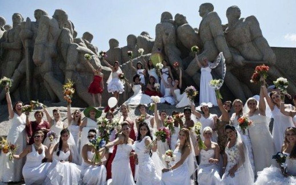 В бразильському місті Сан-Паулу провели парад наречених / © AFP