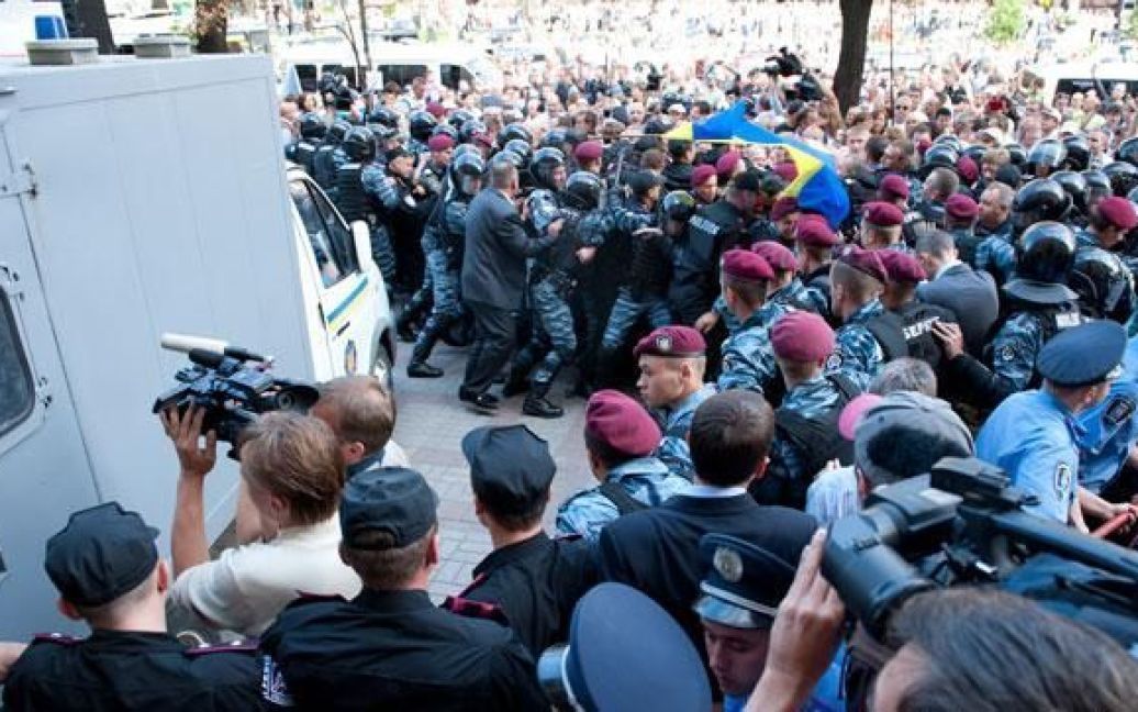 Під Печерським судом між прихильниками Тимошенко та беркутівцями виникла бійка / © Цензор.нет