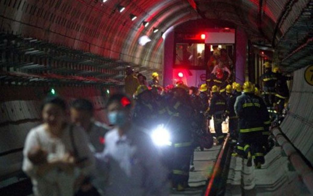 Китай, Шанхай. Рятувальники евакуюють пасажирів після зіткнення двох переповнених потягів метро в Шанхаї. В результаті зіткнення, більше 260 людей отримали поранення, більше 500 пасажирів були евакуйовані. Причиною зіткнення називають несправне сигнальне устаткування. / © AFP