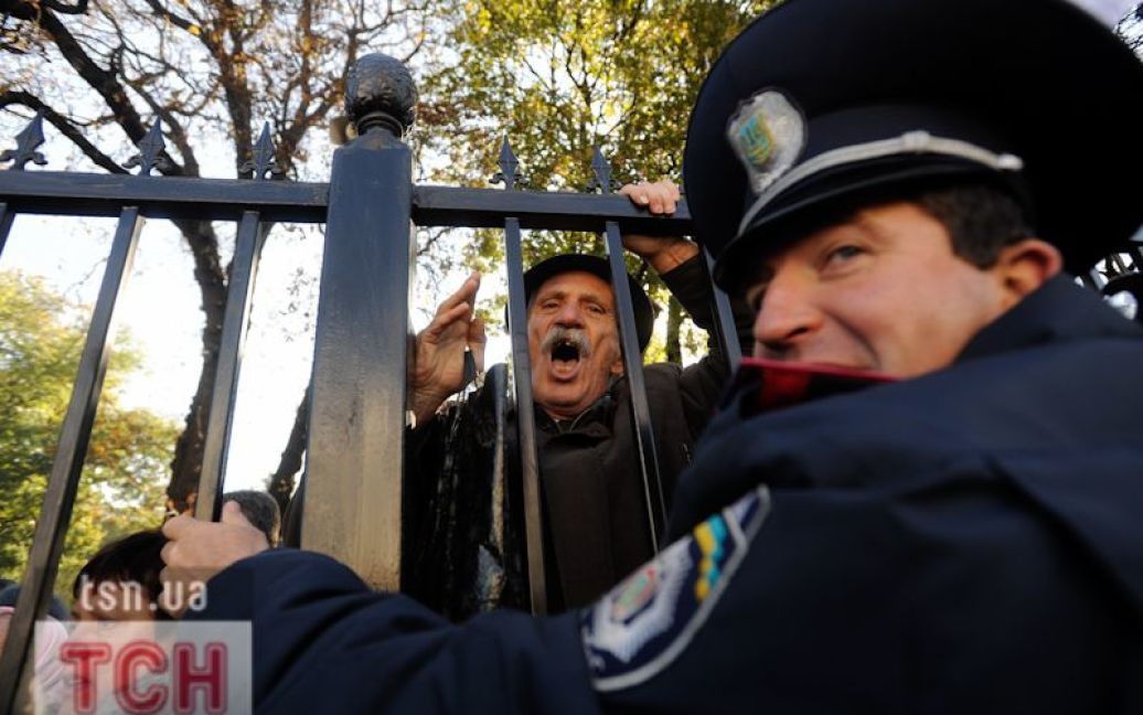 Мітингувальники пошкодили паркан під час штурму Верховної ради / © Євген Малолєтка/ТСН.ua