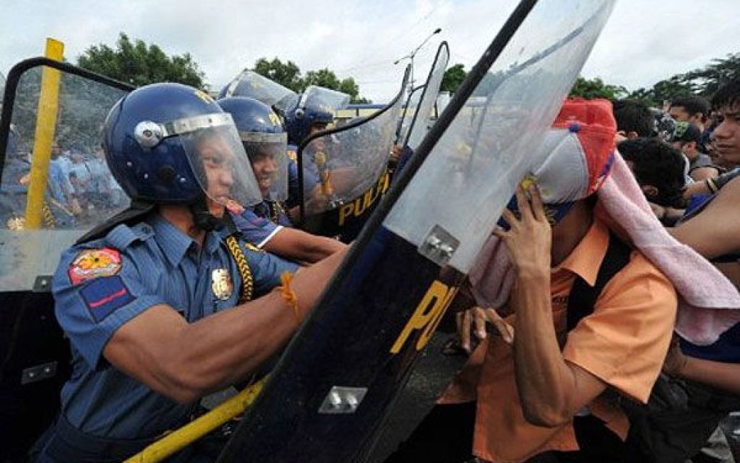 Філіппіни, Маніла. Сотні неофіційних поселенців взяли участь у зіткненнях з поліцейськими, які підтримували команду будівельників, під час операції зі знесення будинків у нелегальному поселенні в Манілі. / © AFP