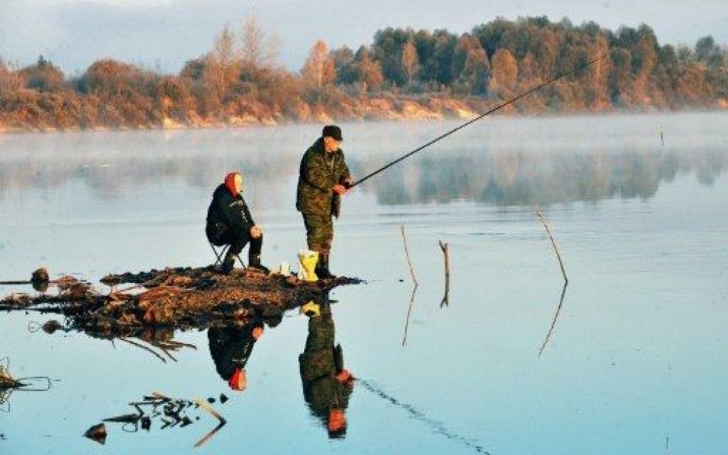 Білорусь, Юзефово. Чоловік з дружиною рибалять на озері поблизу села Юзефово. / © AFP
