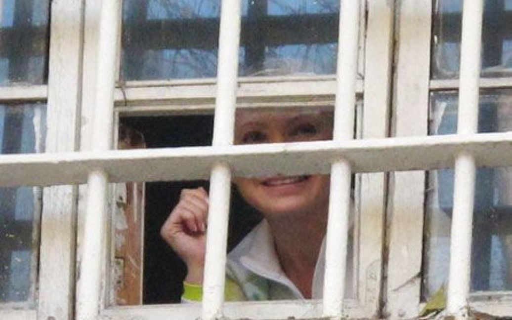 Юлія Тимошенко з-за ґрат посилала повітряні поцілунки та посміхалась / © byut.com.ua