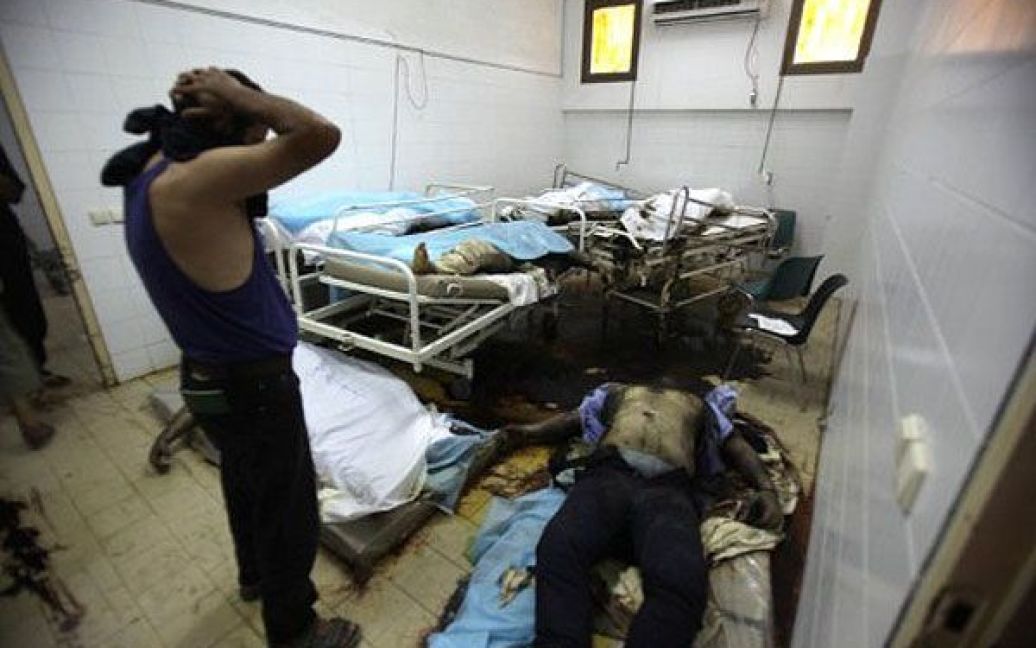 Лівійська Арабська Джамахірія, Тріполі. Чоловік дивиться на трупи в морзі лікарні Абу-Салім на околиці Тріполі. Тіла близько 80 осіб були знайдені в лікарні. За попередніми даними, це &mdash; жертви бойових дій, яких не дозволяли лікувати від поранень. / © AFP