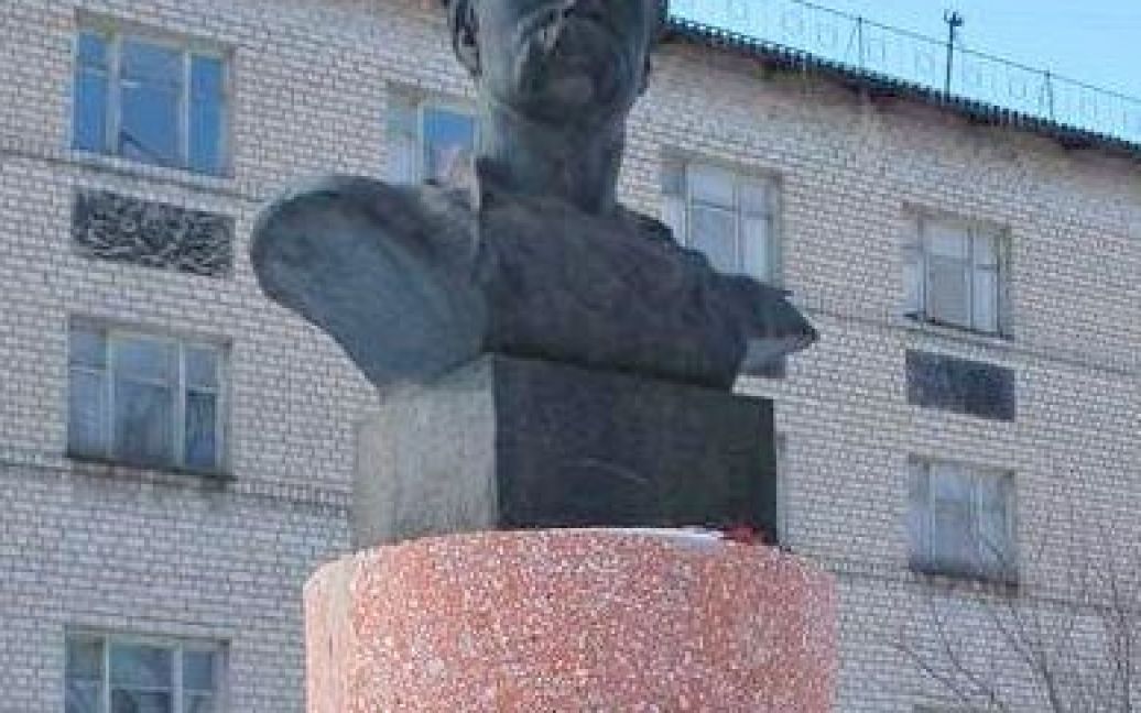 Від пам&#039;ятника Тарасу Шевченку в Стаханові лишився лише постамент / © stakhanov.org.ua