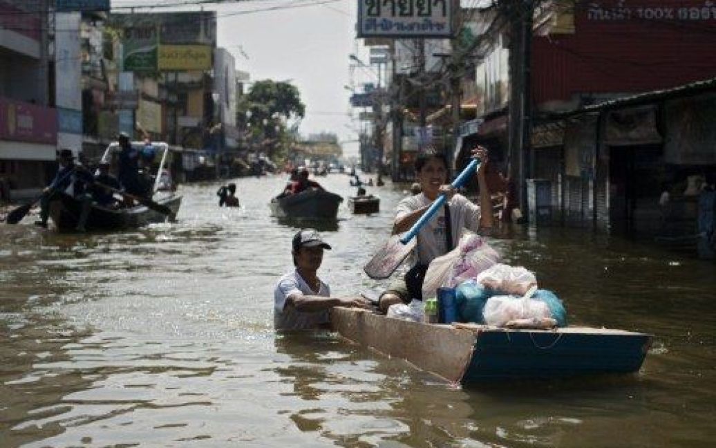 Найсильніша за півстоліття повінь в Таїланді досягла столиці. Бангкок оголошено зоною стихійного лиха. / © AFP