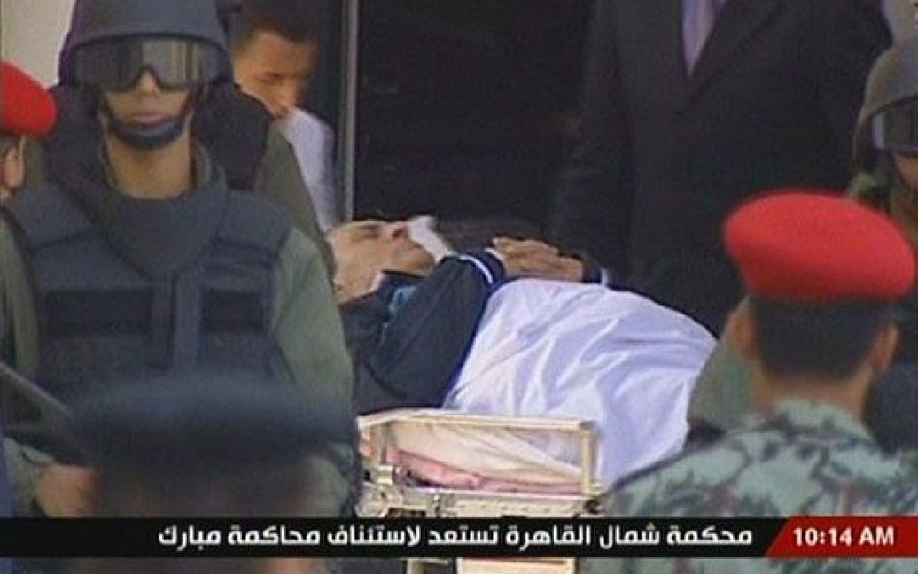 Єгипет, Каїр. Екс-президента Єгипту Хосні Мубарака на ношах швидкої допомоги заносять до зали суду в Каїрі. Суд відновив слухання справи Мубарака, щоб спробувати визначити, хто віддавав накази на вбивство сотень демонстрантів. Фото AFP/ТБ Єгипту / © AFP