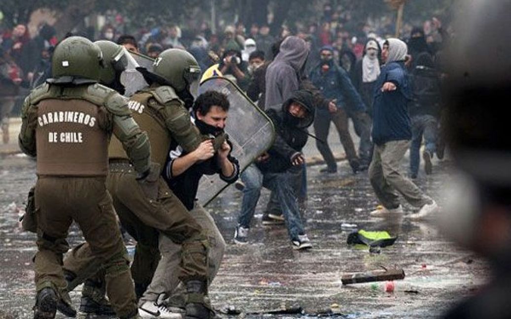 Чилі, Сантьяго. Зіткнення між поліцією та студентами спалахнули під час акції протесту в Сантьяго. Десятки людей отримали поранення, більше сотні протестувальників були заарештовані в ході заворушень, що виникли під час 48-годинного страйку. / © AFP