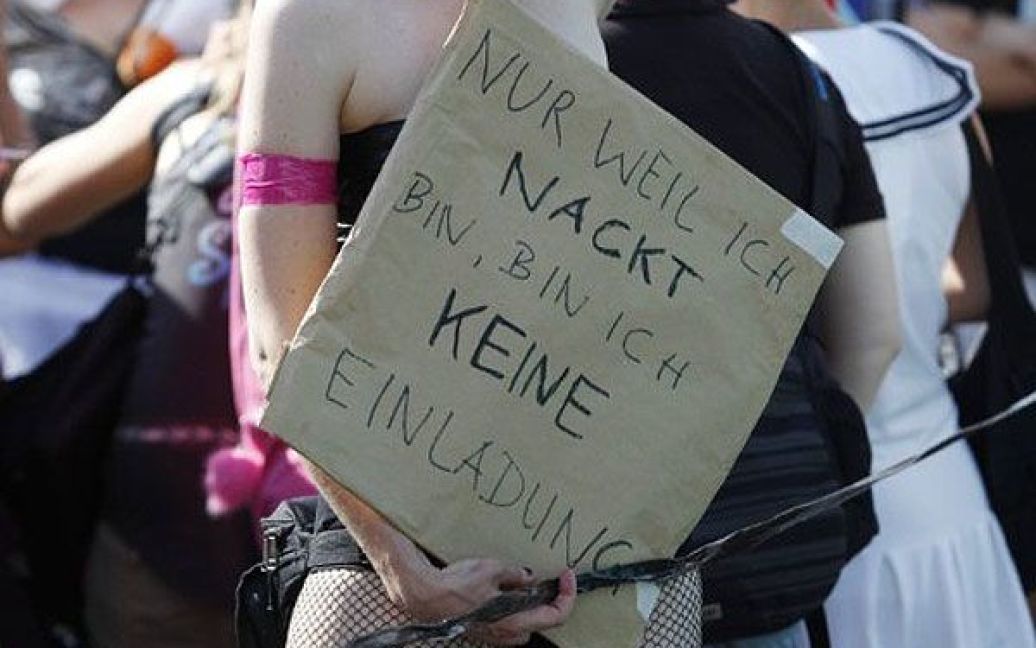В Берліні (Німеччина) провели акцію протесту "Марш повій" ("Slutwalk"), під час якої десятки оголених жінок виступили проти сексуального насильства. / © AFP