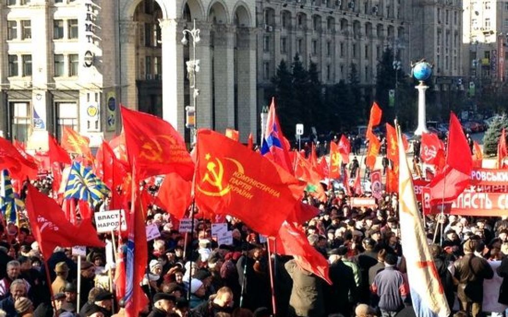 В Києві на святкуваннях з нагоди 94-ої річниці Жовтневої революції сталося кілька бійок між комуністами і "свободівцями". / © kpu.net.ua