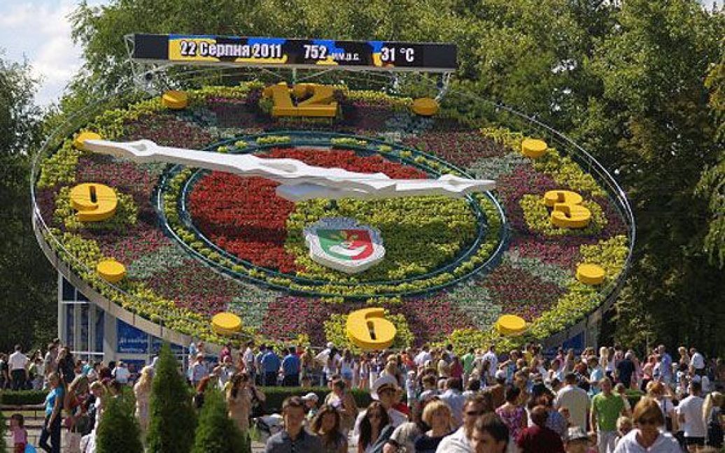 В Кривому Розі запустили найбільший у світі квітковий годинник діаметром 22 м. / © УНІАН